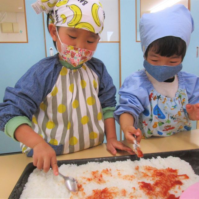 ＊　3歳児　クッキング（冬野菜のライスピザ）　ゆめはうす認定こども園　＊