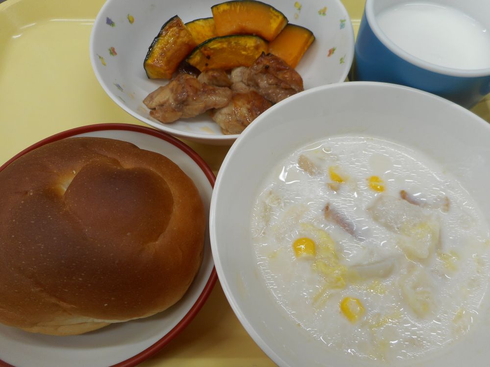 ロールパン

鶏肉のバーベキューソース

焼きかぼちゃ

かぶのミルクスープ

牛乳