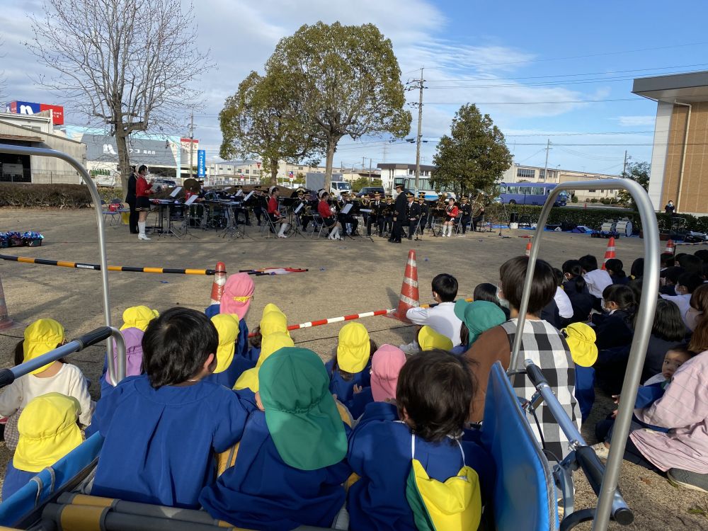 広島県警音楽隊の、演奏・演舞を見てきました。