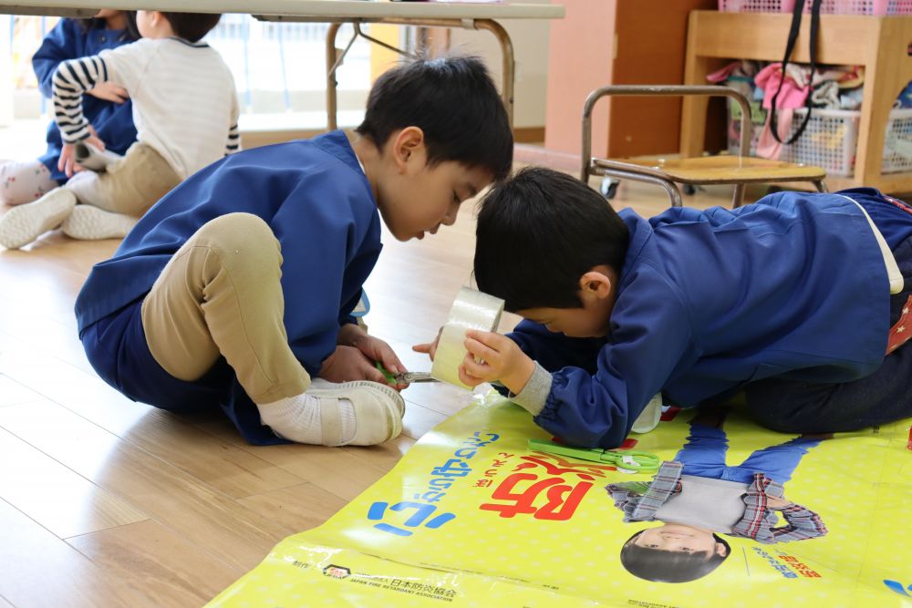 失敗しながら進む・・　駅作り♡



テープを丁寧に貼りながら、２枚のポスターをくっつける
テープとテープがくっついて失敗することも・・
慎重に進める
