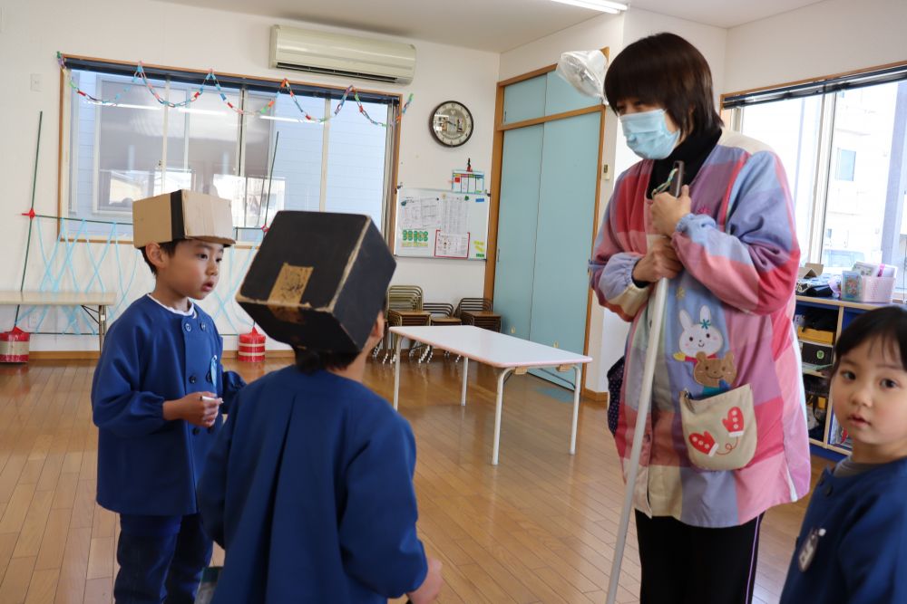 迷ったとき・・　分からないとき・・
“きく”ということ　遊びの中で、培っているように思います



“電車に乗ってほしいけど・・　何時に迎えに行けばいいんだろう”
時刻表を作るために・・
「何時にリス組さん迎えにきたら良いですか？」　と尋ねる
