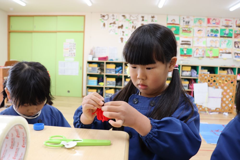 可愛いものが大好き・・　手先の器用な３人♡
和気あいあいと・・　時には黙って集中・・　景品作りです