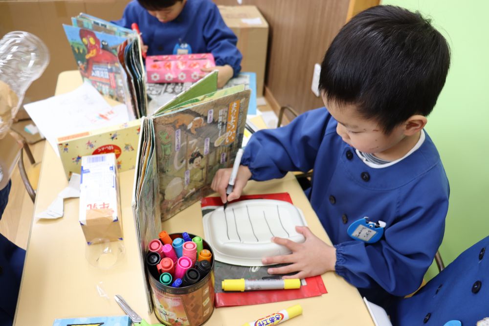 遊びながら・・　“もっと楽しくなるように・・”　と作っていく遊び



遊びに来たゾウ組さんから、「おばけがもっと居たら楽しい!」との意見が・・
お化けを増やしていく・・