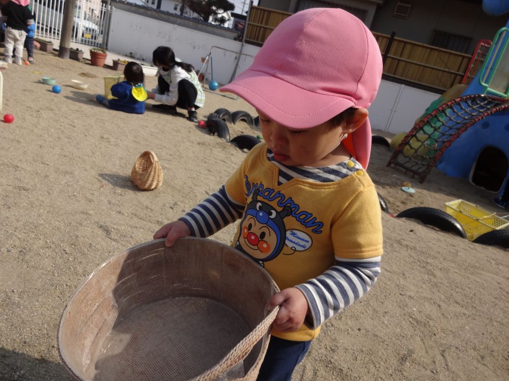 暖かな陽の光とともに、小さな虫や花草を見かける季節
園庭にもヒヨコ組さんの大好きなダンゴ虫が、プランターの下や葉っぱの下で姿を見せてくれるように…♡



ー　「虫さんたちどこにいるかな？」　ー
それぞれ自分が見つけた場所を覚えていて園庭に出るとすぐにその場所に行っています
なかなか見つからないと先生の手を引いて一緒に探そうと誘ってくれます
