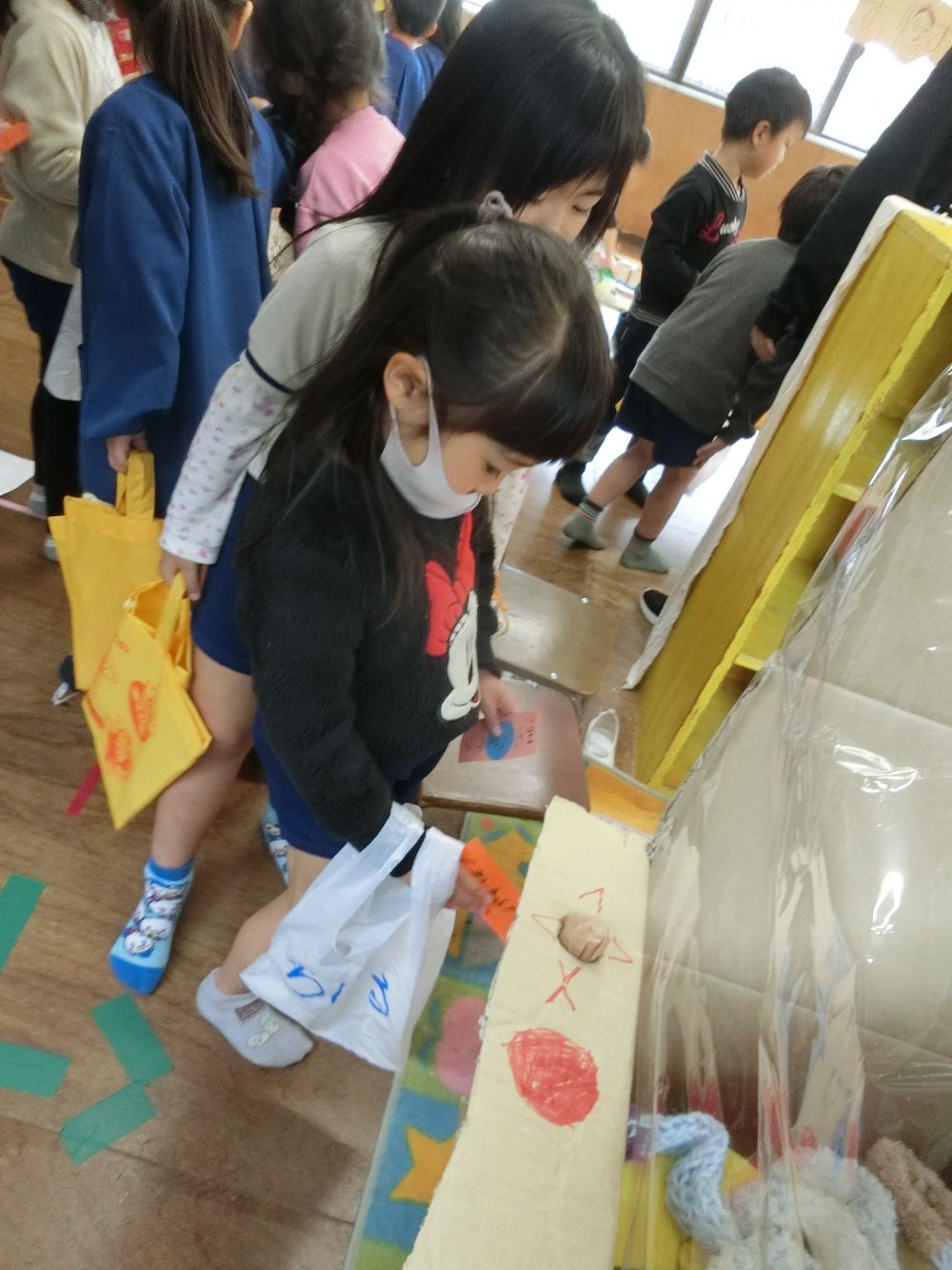 クレーンゲームには、チケット入れまで
工夫してありました。

年長児さんの創り上げたお店を
満喫し、自分たちもしてみたいと
感じる年中児さん。

全クラスを招待したいと
毎日どこかのクラスにチケットを届け、
張り切ったキリン組さん。
説明するのは大変だったけど、
小さいクラスのお友達が喜んでくれた事で
満足感が味わえる交流となりました。