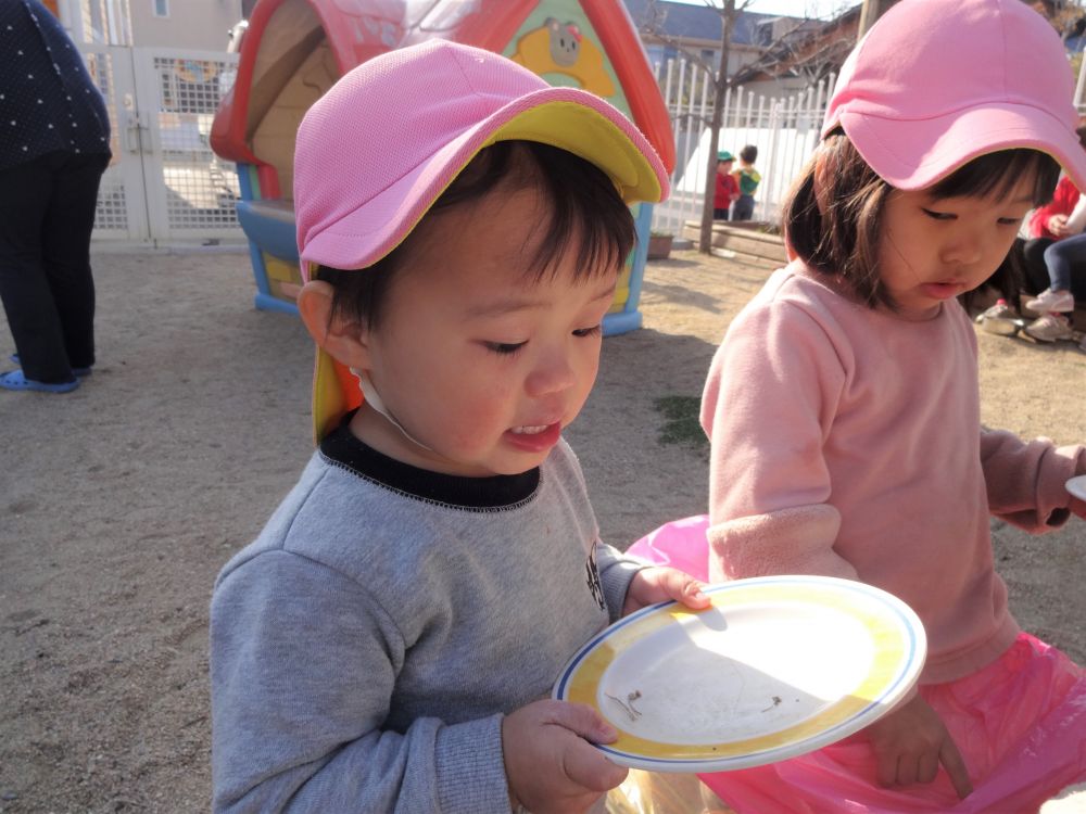 子どもたちの可愛い“つぶやき”を紹介♡


お皿の上に　アリ・・
Kくん：「これはお父さん？　お母さん？」
胸に手を当てて・・　Kくん：「じゃぼくたちは？」
