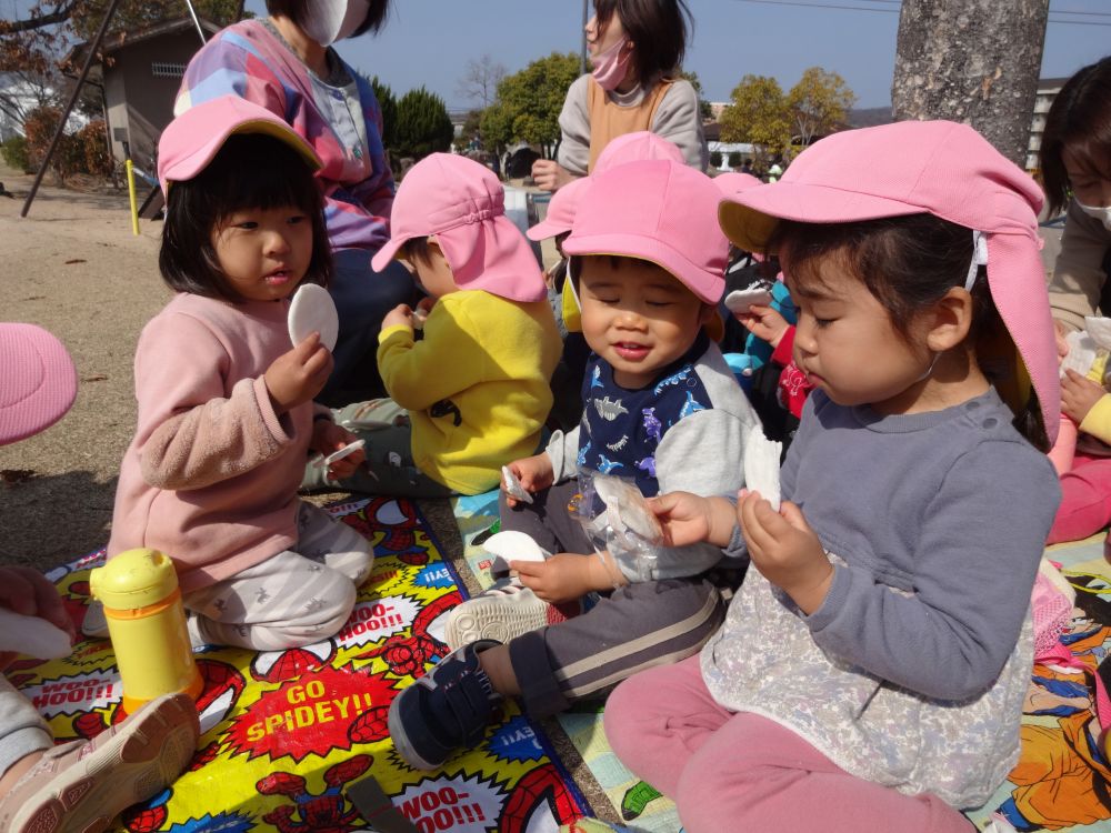 天気のいいある日・・
公園に行って、シートをひいておやつを食べました
そのおやつを見て・・
Aちゃん：「おつきさまみたい」
そう言うとパクっとひとくち…

青空の下みんなで食べたおやつ、おいしかったね！