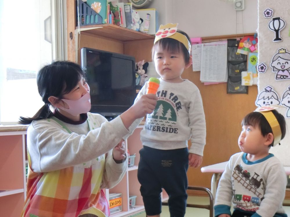 今年度最後の３月のお誕生日会は、いつもより早い３月３日。
おひな祭りの日にお誕生日会をしました。

３月生まれのお友達は、４人。
一年間お友達のお誕生日会でのインタビューをみてきて、ずーーーっと楽しみに待っていました。
いよいよ主役！
ドキドキ・・・ニコニコのインタビュウーになりました。

最初は、R君。
ちょっぴり緊張の表情。。。
「おなまえは？」
「Rです・・」
ドキドキしながらもお名前教えてくれました♡
