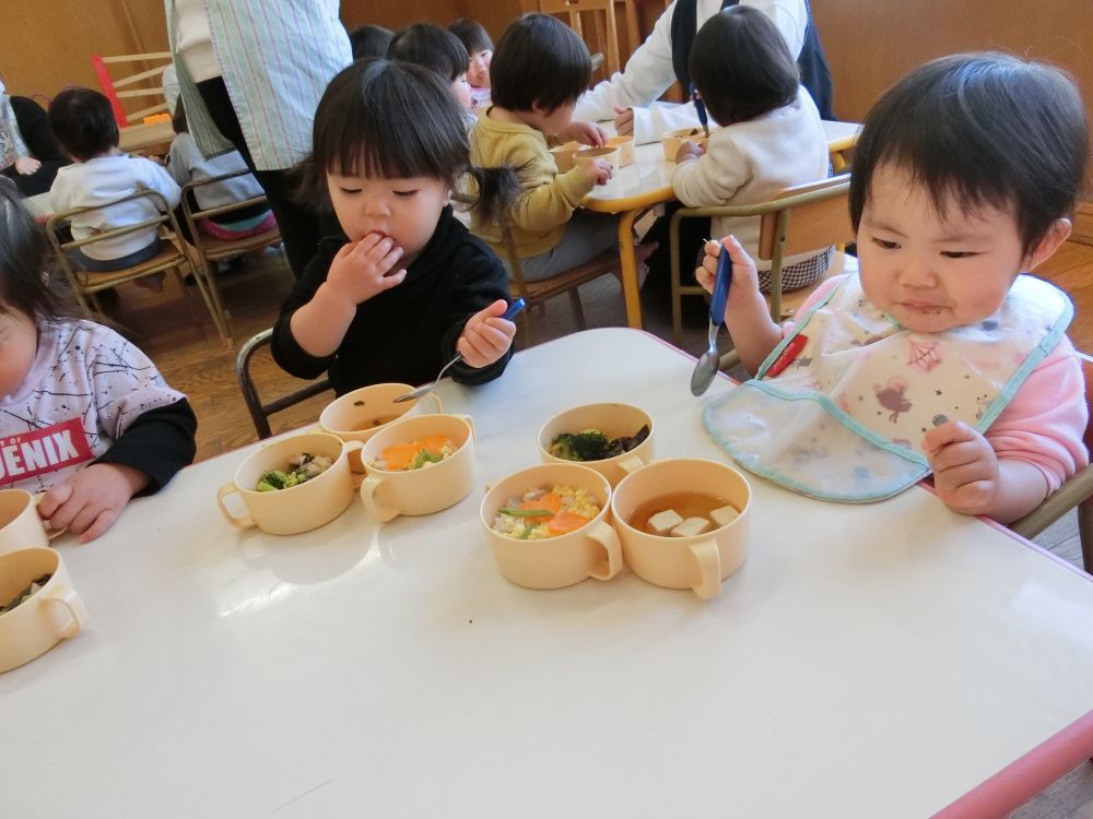 誕生日会の日の給食は、行事食のひな祭り給食❤
ちらしずし・おすいものなどひまつりのごちそう✨

食べている様子を少しご紹介。

○ウサギ組