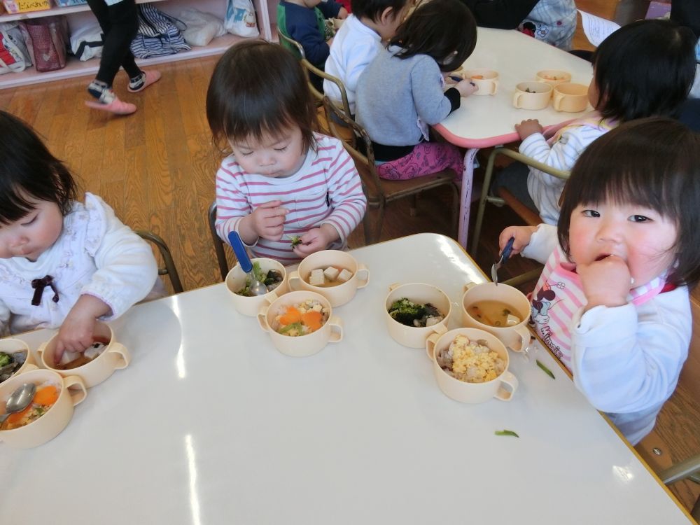 自分で上手に食べていますよ。