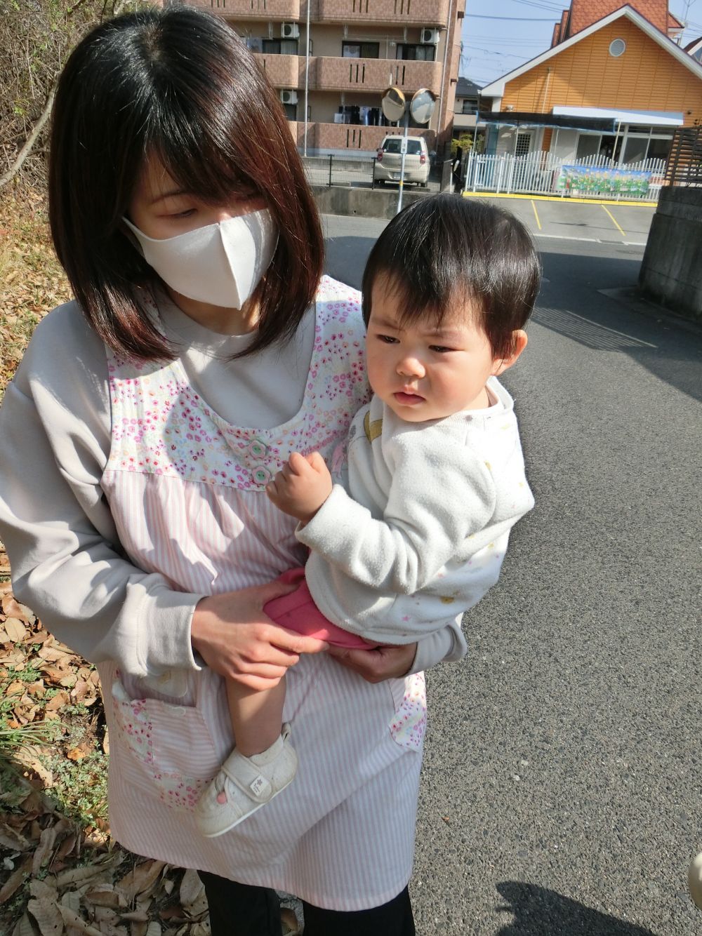 小さい月齢の子たちは、抱っこやベビーカーにのって一緒に行きました。
春の日差しがまぶしいね～✨