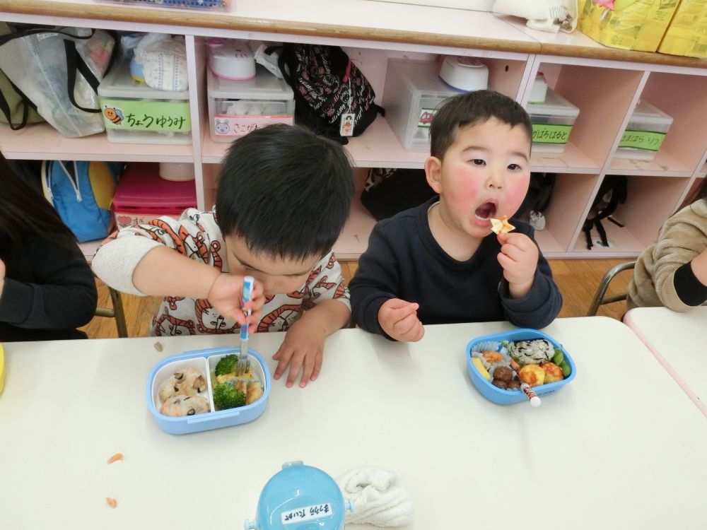 おべんとうに夢中のＴくん。

大きな口がかわいすぎのＫくん。

