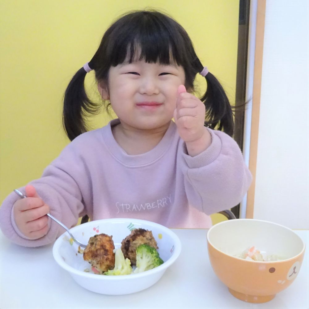 クマヒヨコさんの給食時間を覗きに行くと、みんな笑顔いっぱいで給食を食べていました。
1年前はなかなか思うように食事も進まなかったお友達もすっかりお姉さんに♡

