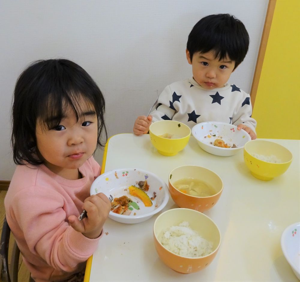 毎日の給食はとても大切な【食育】です。

偏食も多い時期ですが、焦らず無理強いしないで、のんびり進めていきたいと思います☆

ご家庭でも焦らず、食事の時間が楽しみな時間でありますように♡
