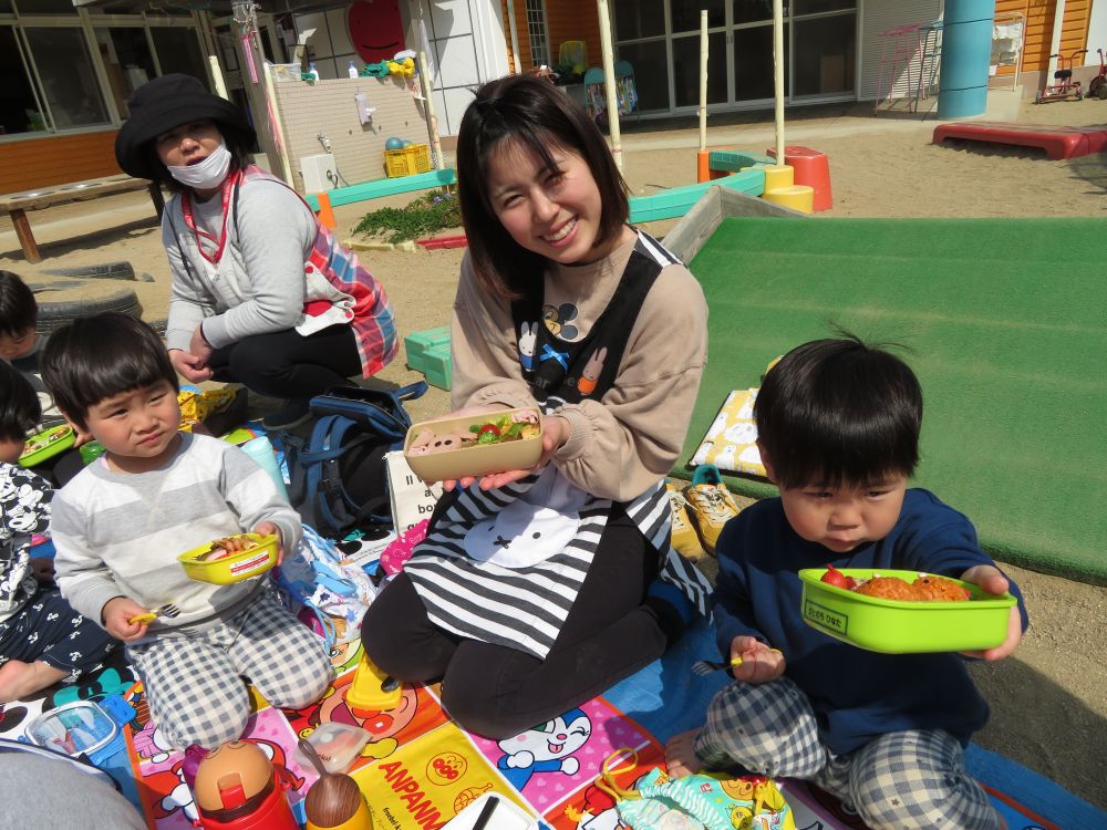 先生や、お友達とお外で食べるお弁当は最高だね！

嬉しそうに食べている姿を少し紹介します。