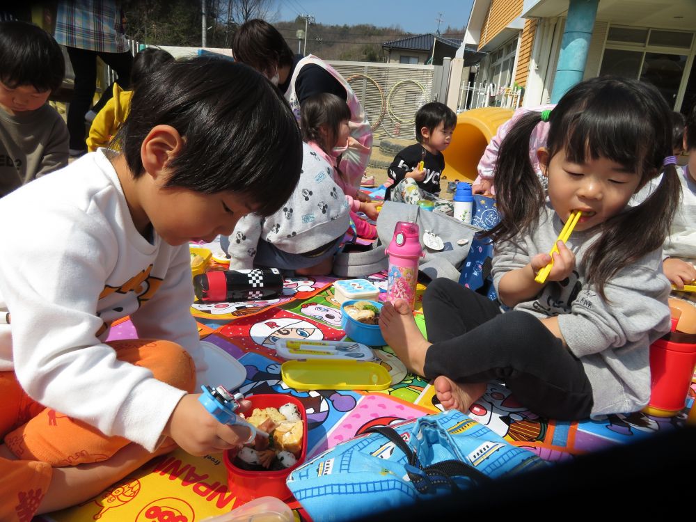 お友達と近くで向き合って食べるのもなんだかうれしくてしかたない☺