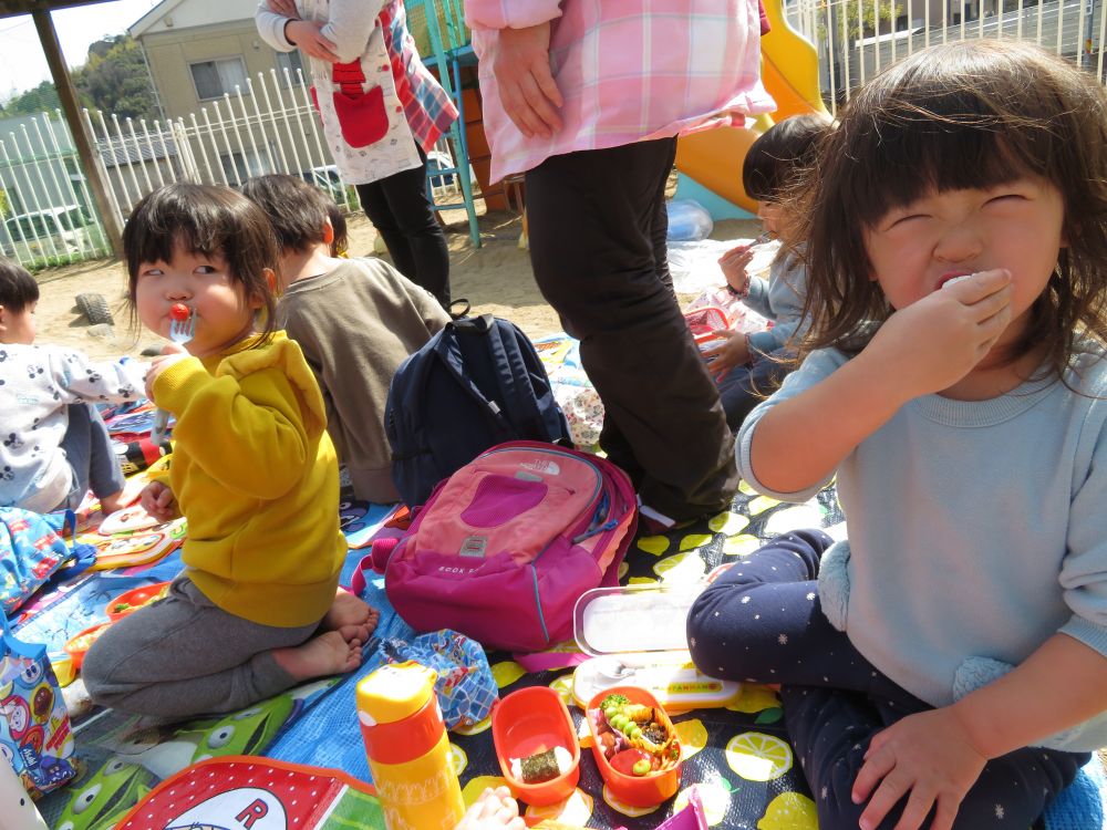 大きなお口でぱくり～～！
おにぎり😋～～♡

今年度最後のお弁当の日。
愛情込め込めの、お弁当。本当にありがとうございました。
子ども達のえがお、紹介しきれませんがこの笑顔を見ていると、この、お弁当の日を大切に続けていきたいと思います。