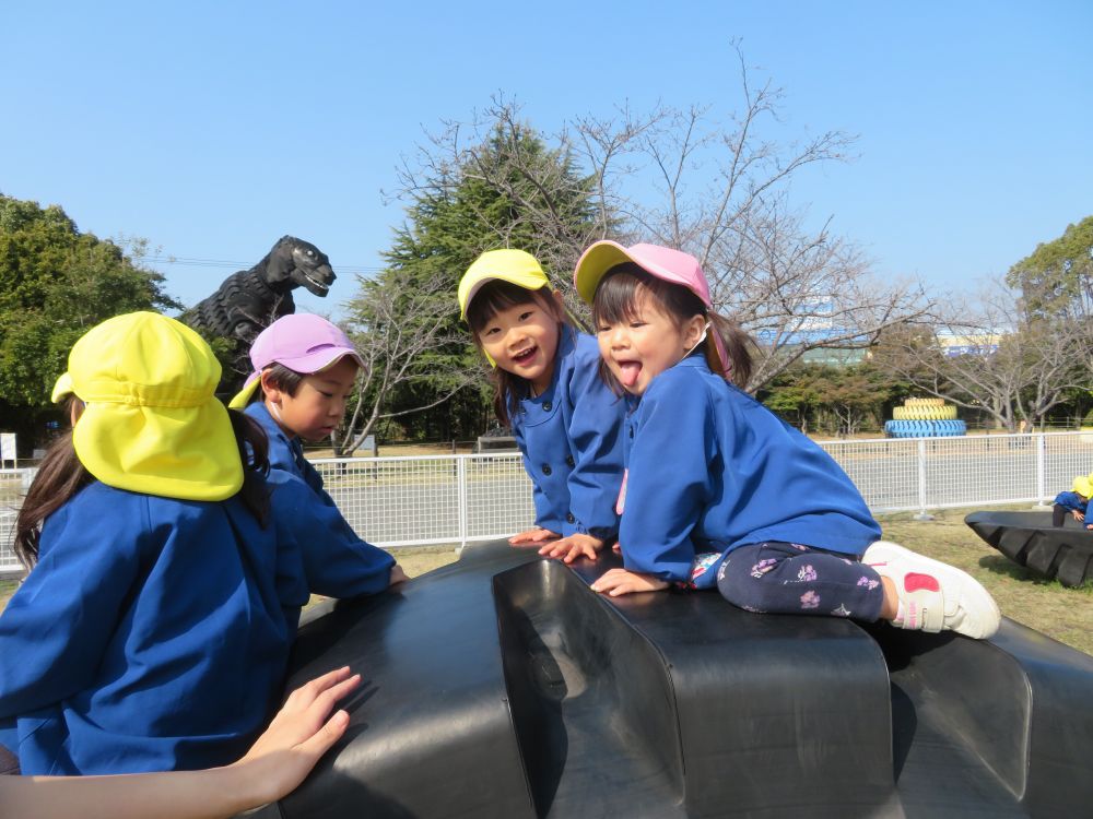 ヒヨコ・クマ・リス組さんは、恐竜公園！！
　　大きなタイヤの上で、恐竜のまねっこ～😊