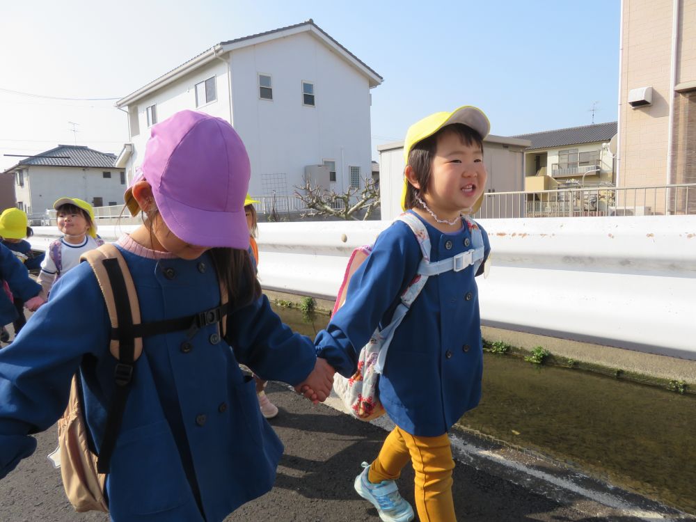 暖かくなり、春らしさを感じる季節
今日はお弁当の日！
楽しみで・・　楽しみで・・仕方ない様子♡
なぜなら、今日は公園でお弁当を食べるから！
みんなのウキウキが伝わってきました



出かける準備・・・・
予定時間よりかなり早く準備ができて、リス組さんを急かすほど

そして、いつもより重いリュック
中には愛情たっぷりのお弁当が入っています♡
「おもた～い」　「ずれてきた～」
それでも笑顔でしっかり歩く
