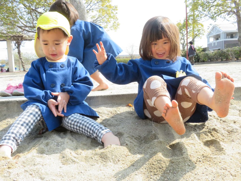 公園に着くと・・

「おべんとうたべる？」

ちょっと遊んでからにしようよ　の声に、「えー、まだだって・・・」
待ちきれないよね・・　嬉しいんだもんね！

それでも、すべり台やロープタワーに登って、とっても楽しそう

１人の子が、砂場で裸足になって、「気持ちい～」というと・・
何人もやって来て、
「ほんとだー」
砂の中に足を埋めたり出したりして楽しんでいました


またまた聞こえてきた・・・
「お弁当たべようよ～」

そうだね・・・
お待たせしました。食べようね♡