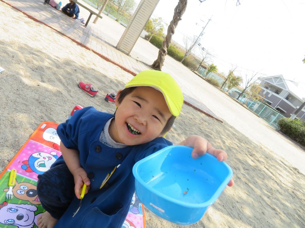 日差しが気持ちいいお天気の中・・
「みて～、おいしそう」
「わたし、イチゴ持ってきた」　楽しい会話が止まりません

とっても楽しい時間が過ぎていきます

愛情いっぱいのお弁当♡
ありがとうごさいました