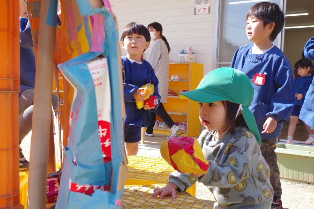 園庭にはゾウ組さんのボールゲーム！

「ここにいれてね～」

ゾウ組さんの声をきいてじぃ～～～・・・と狙うウサギ組さん

すると、
・・・ひそひそひそ・・・

「わかるかな？・・・」
「おしえてあげる？」
「じぶんでやりたいんじゃない？」

・・・ひそひそひそ・・・
助けてあげたい気持ちをこらえて見守ってあげる姿がありました

やってあげるだけじゃない子どもたちなりのお手伝いの様子に成長を感じました