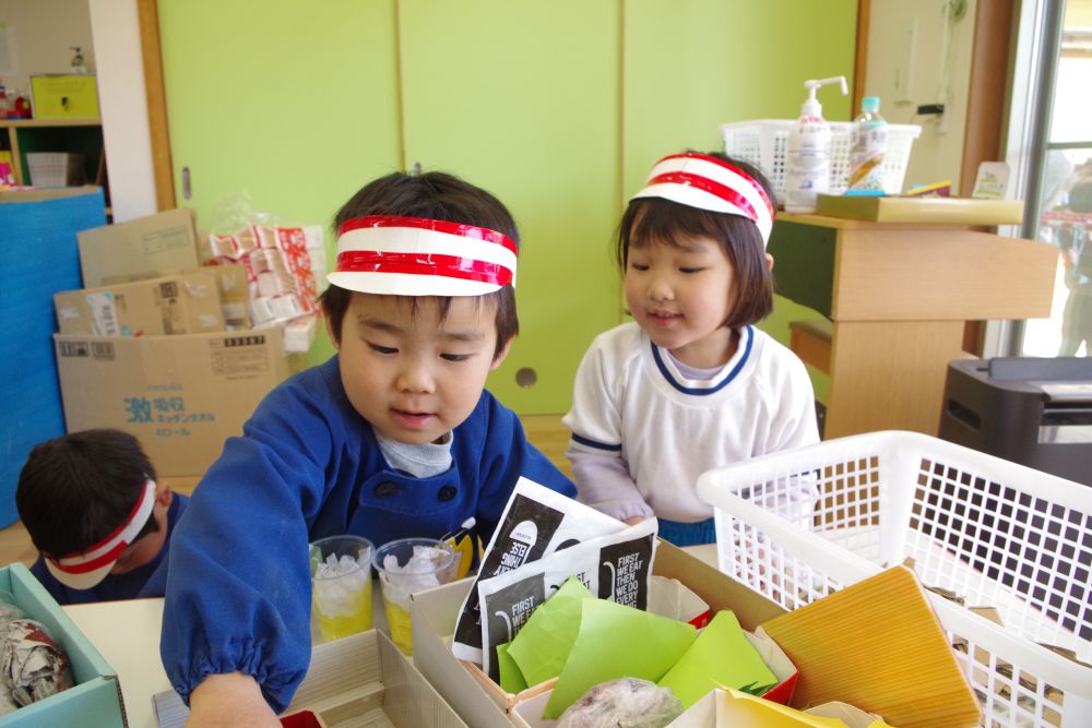 いろんなお店屋さんに行ったら、やっぱりお客さんになるだけじゃ物足りない！！

ぱっ！と気が付くと、マック屋さんにかわいい新人クルーの姿が♡(笑)

「いらっしゃいませー！」
「なにたべますか？？」

キリン組さんやゾウ組さんの姿がどんどんみんなの『やってみたい！！』の気持ちにつながっています
とってもすてきな子どもの憧れのつながりを大切に遊んでいきたいですね♡