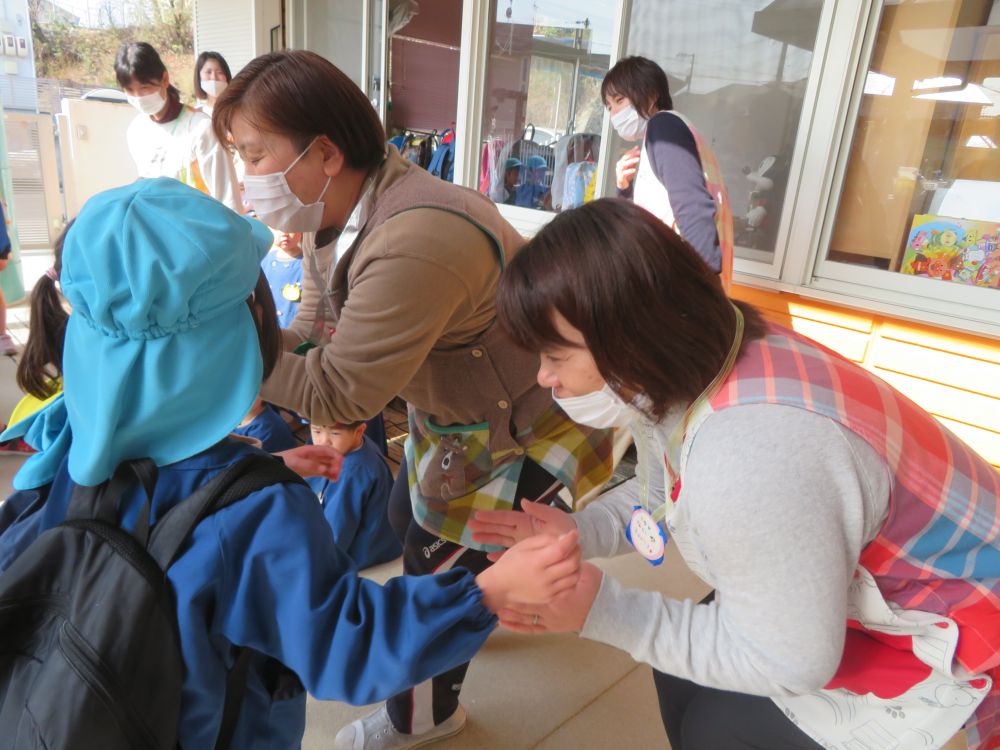 お弁当の日
平原の西公園へお別れ遠足
ゾウ組さんより一足早く園を出発して
あいはうすへ・・・・・
手作りメダルをお世話になった先生に渡し、
卒園、一年生になる報告をしました。