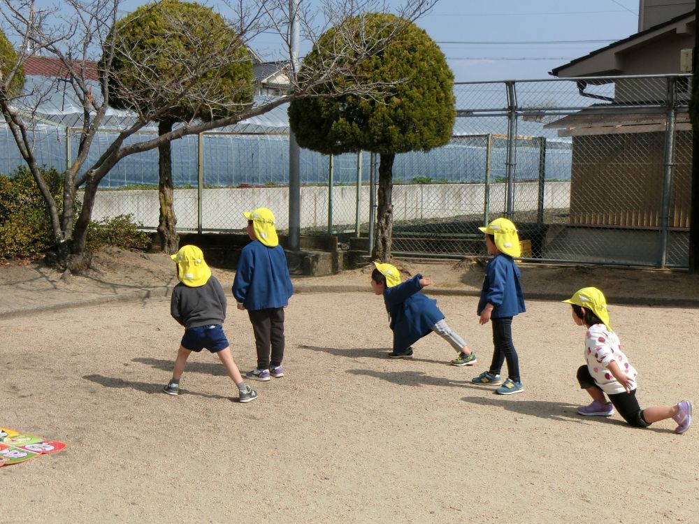 『だーるまさんが、こーろんだ』
ついつい動いてしまっていた体も
コントロール出来るようになり、
簡単なルールのある遊びを
みんなで楽しめるようになりました。