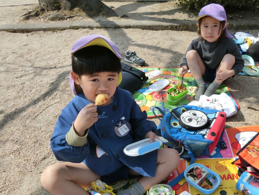 まってました!のお弁当タイム♪
大きなお口で
パクリ!
朝早くから
美味しいお弁当
ありがとうございました♡