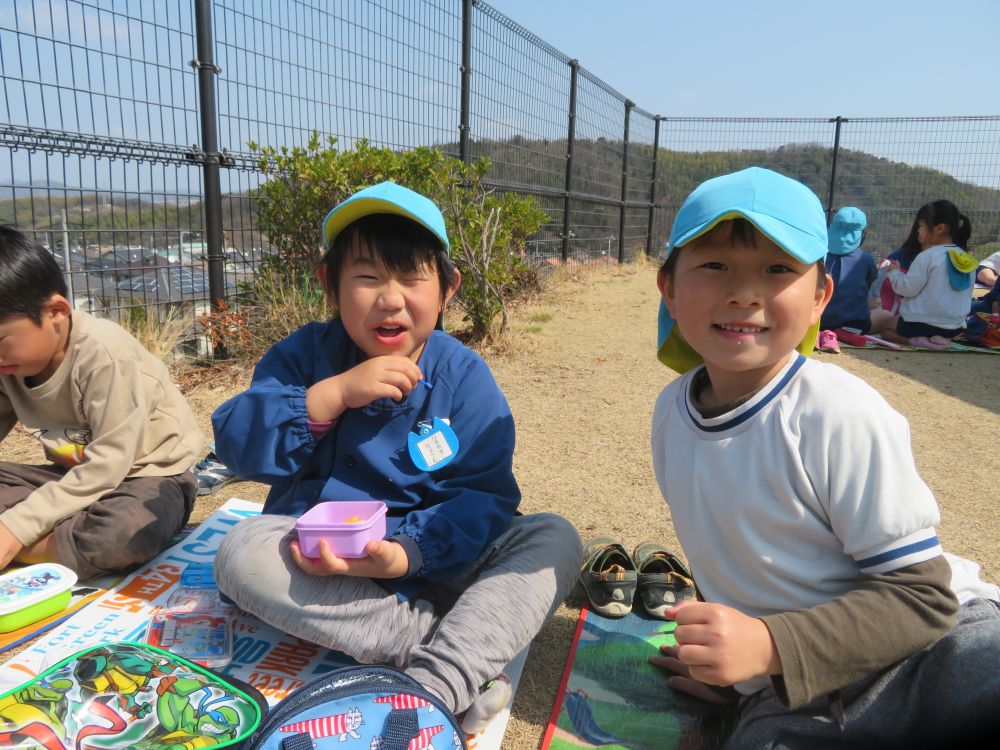 たくさん遊んだあとのお楽しみ
「お・べ・ん・と・う」
いつもより集まりも早い！　準備も早い！

「いただきま～す！」

お互いに、お弁当自慢。会話も弾みます。

デザートにはイチゴ・リンゴ・オレンジ・パインなどなど

口に入れた瞬間、この顔！！
さて問題　口にした果物は？？？
～思わず、カメラをむけてしまいました～
