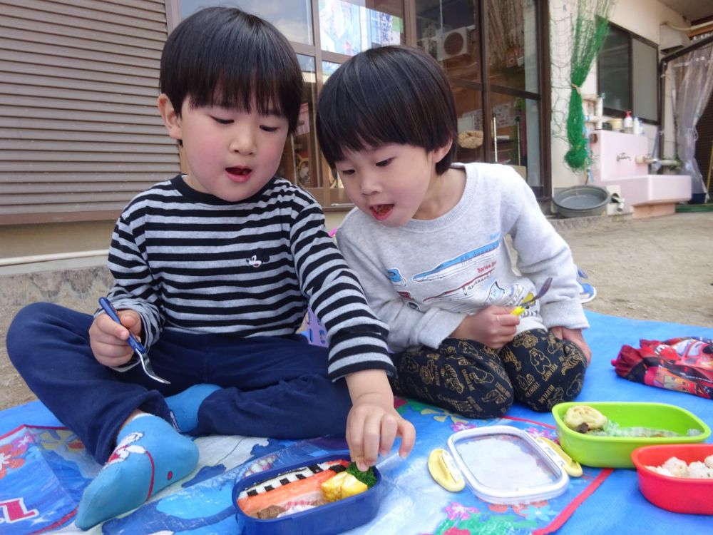 「おいしそ～」

今日は、おべんとうの日

みんなで一緒に園庭で食べたよ♪