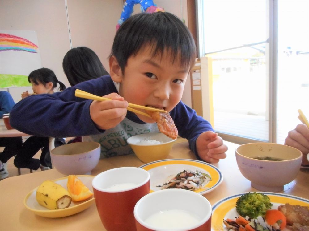 楽しみにしていた給食の時間・・・
一人一人が、好きなメニューを選ぶ、年に一度の試み。
どちらを選んだ子も、お互いのメニューが気になるようで、友達のお皿をちらちらと見る姿も微笑ましかったです。
また、同じメニューを選んでいても・・・
「Ｍちゃんのお肉の方がおいしそうに見える」と、お肉の焼き具合なのか・・・ついているゴマの量なのか・・・自分のお肉と比べてわいわいおしゃべり♡
今日の日が、また一つ楽しい思い出となってくれたら嬉しいです。

5歳児さんは、日曜日に卒園式を迎えます。
仲良しの友達や、大好きな先生と一緒に食べられるのも今日で最後・・・。
園生活を送る中で、いろんな食体験を通し、【食】の大切さを学んでくれた子ども達。小学校でも、【食】に興味をもち、楽しんで関わって欲しいなと思います。
もりもり食べて、元気に大きくなってね♡