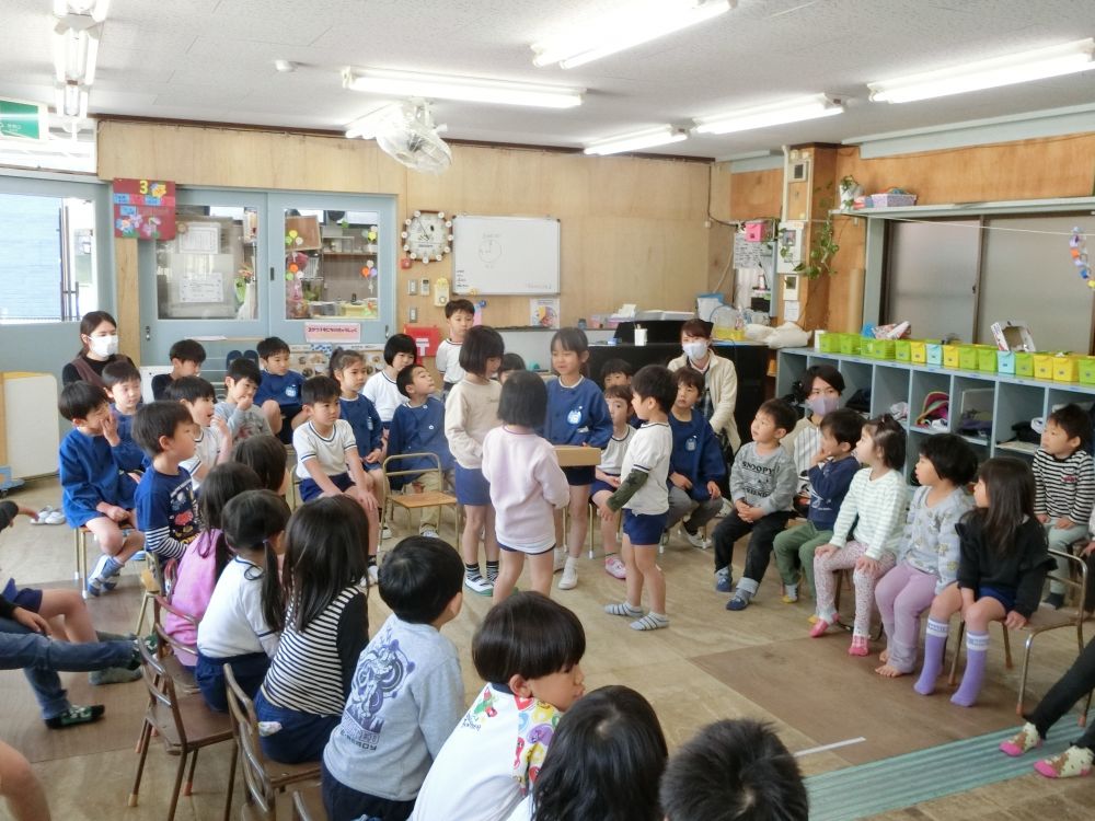 1年間の節目
『修了式』を、行いました。
卒園するキリンさんへ
ゾウ・リス・クマ・ヒヨコさんから
プレゼント♡