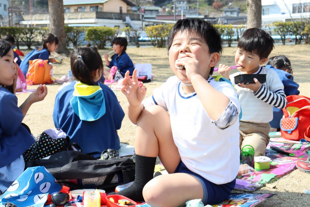 １番の楽しみ・・　お弁当！
青空の下、みんなで食べるお弁当

最高の思い出に・・・なったかな？