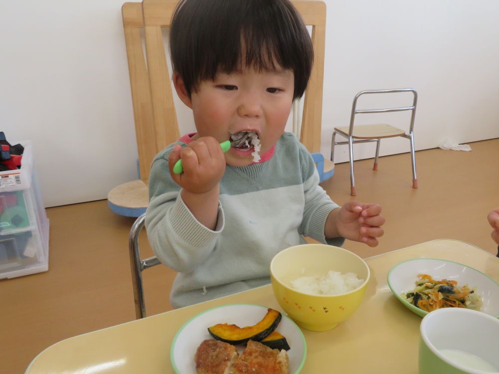 今日の給食の揚魚を「取れたよ！」と見せてくれました☆
上手に食べていましたよ♪

ヒヨコ組さんは食具の持ち方も変わってきました。
フォークやスプーンを上から持って食べていましたが、下から持ちに変わっている子が増えました。
下から持ちに慣れていくことで、次の段階である箸へとスムーズに移行することができますよ♪
