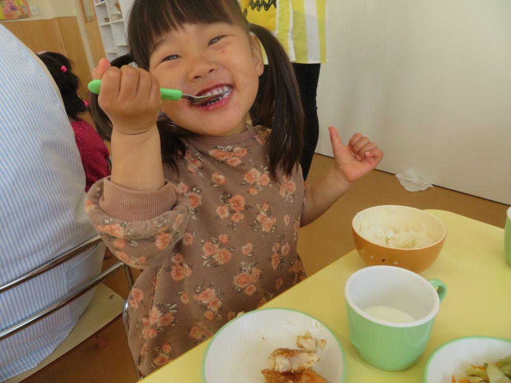 毎日の食事の中にも成長を感じることが多々あります。
離乳食だった子は普通食に移行したり、嫌いな野菜を一生懸命食べる姿、時間内に食べられるようになったり・・・とそれぞれに頑張っているすいみい保育園の子どもたち♡
何より、給食をおいしそうに食べてくれてとっても嬉しいです！
ありがとう♡