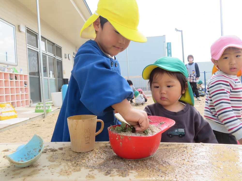 ～異年齢のお友達と～
　「クマ組さんとウサギ組さん」
　　　　やさいスープでーす😊