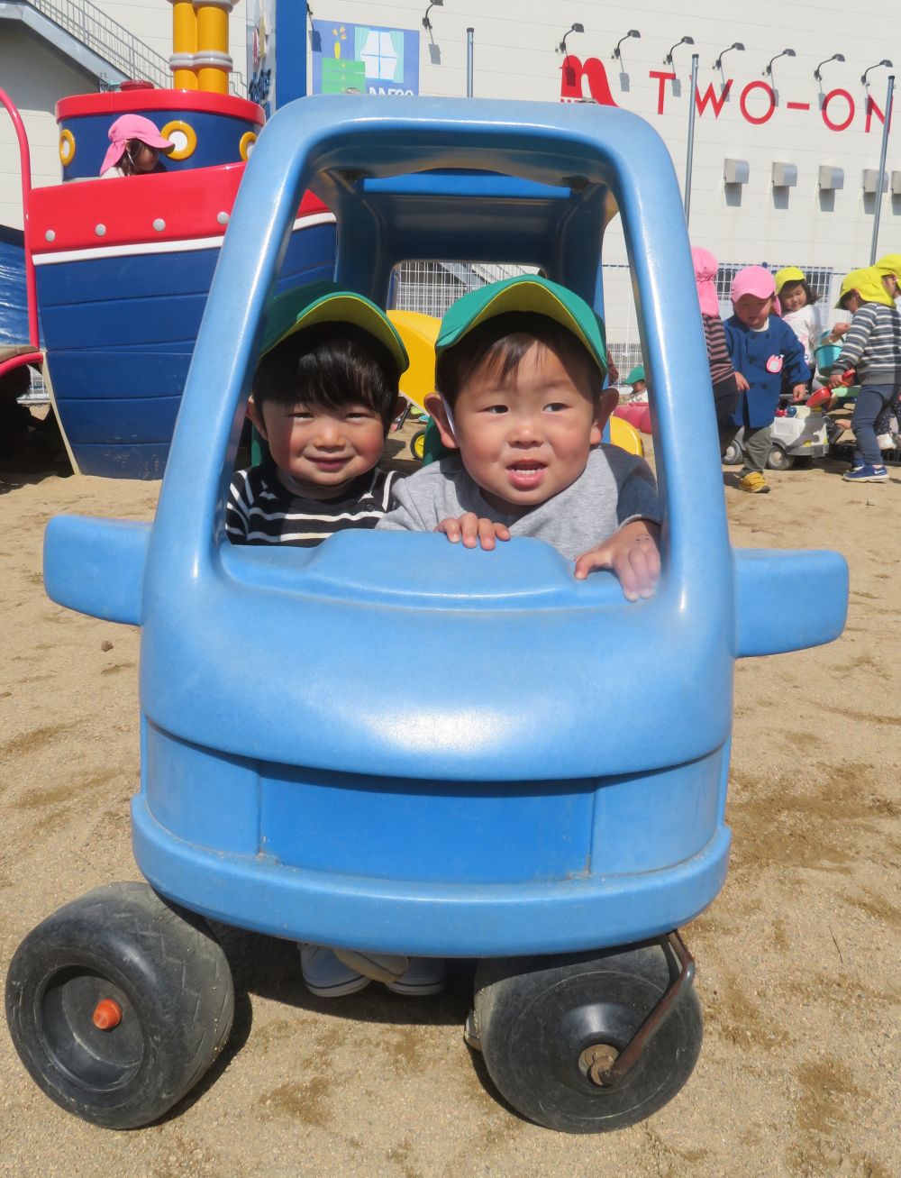 ～なかよし～
　大好きな青い車にのったよ🚗♡