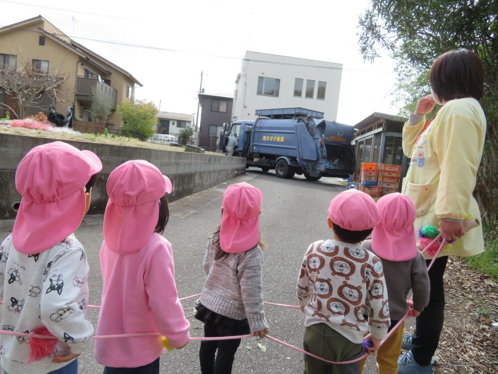 「あっ！！ごみしゅうしゅうしゃだ！」
「がんばって～！！」

お仕事しているおじさん達にエールを送ると、おじさん達も手を振ってくれたね☺
