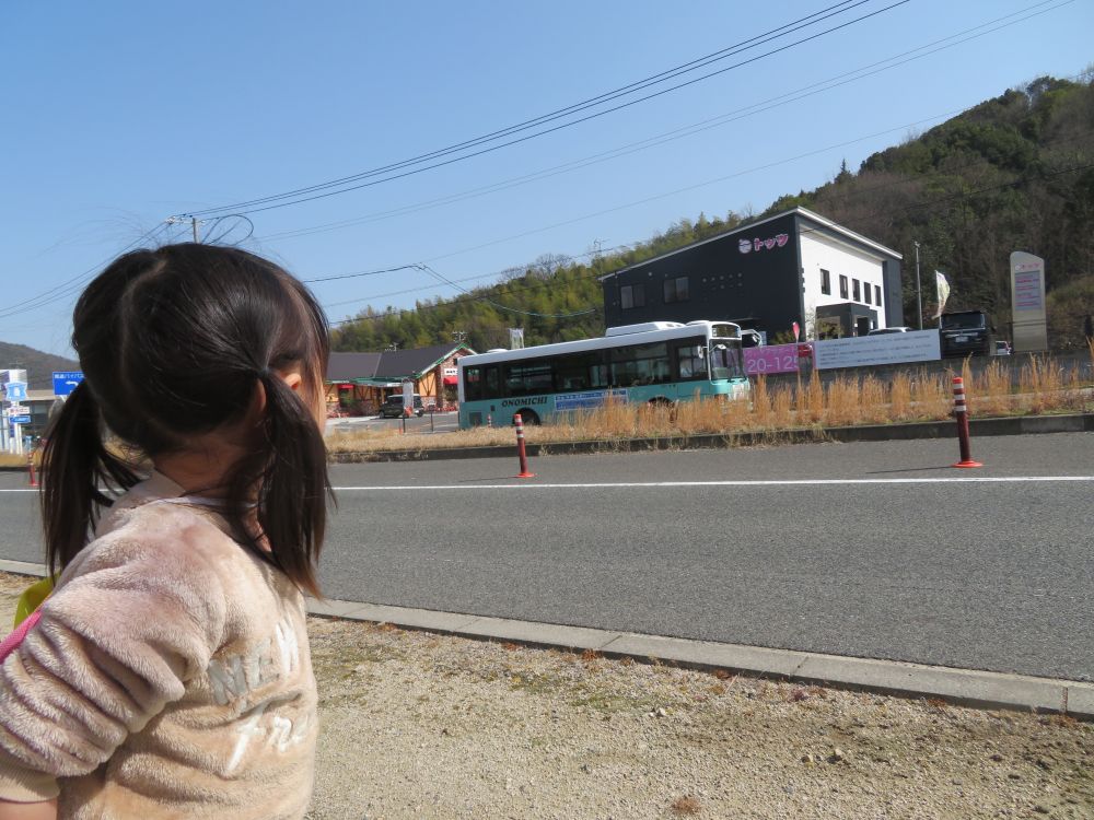 「あっ！！ばす～～！！」

園の外には、働いている車がたくさんいるね。
子どもたちは、目を輝かせて発見を楽しみながら、足取りも軽やか♪