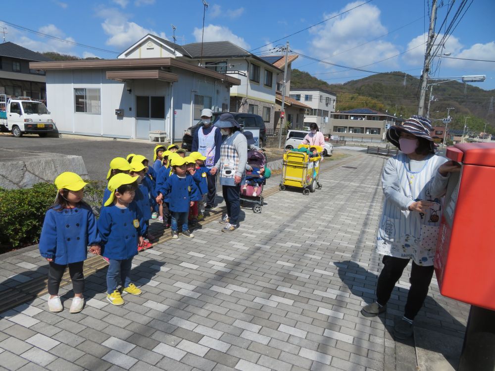 くまぐみさんには、おつかいのお願いをひとつ。
「この封筒をポストにいれてきてね。」と・・・
「ポストってなに？」
「ポストどこにあるかね～？」
「ポストはあかいんよ」
「ポストはしかくよ」
知っている知識の中から、いろんな言葉がでてきます。

そして・・散歩コースの途中にあるポストを発見！！
背が届かなかったので代わりに先生がポストへ入れましたが、無事任務完了！
