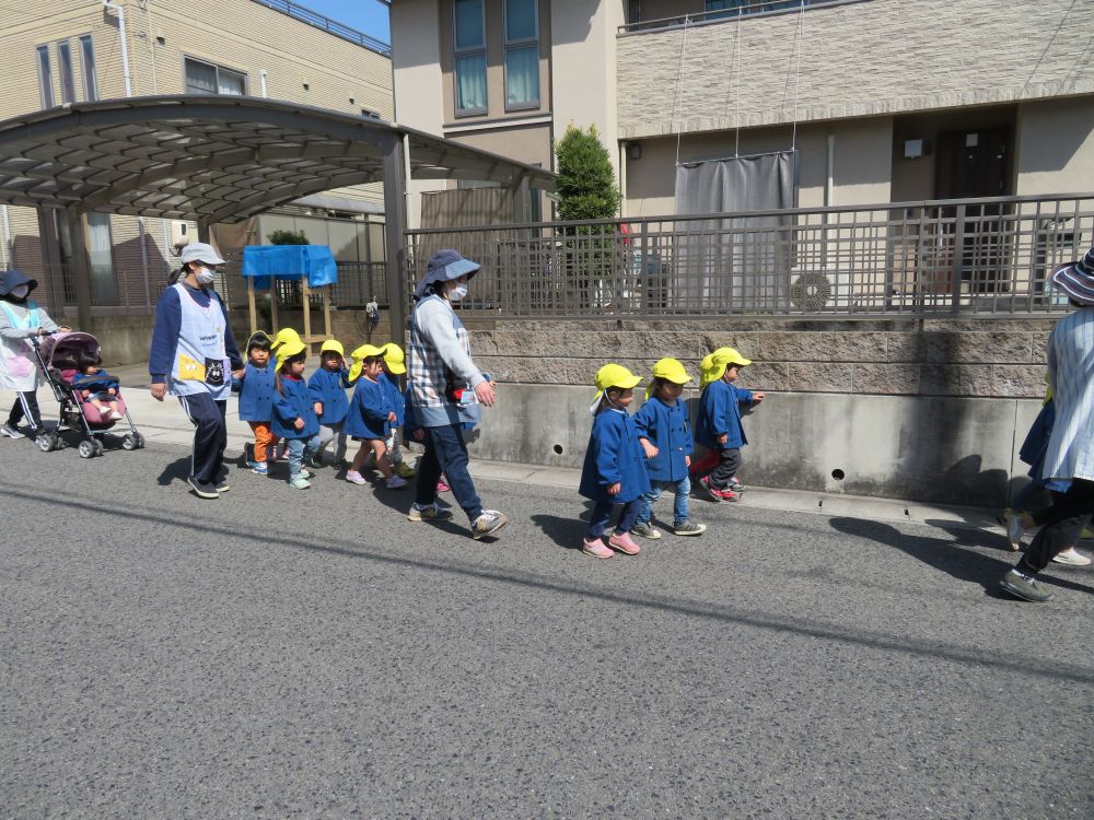 歩道ではないところは、道のはしによって歩くお約束もちゃんと守れています。
みんなでいくと、いつもの風景もちょっと違って見える気がするね。

帰ってきてから、「お手紙ぽすとにいれたよ～！」と元気に報告してくれしてくれました。

またお天気のよい日には、みんなでお散歩行こうね。
おつかいもまたおねがいしてもいい？くまぐみさん☺