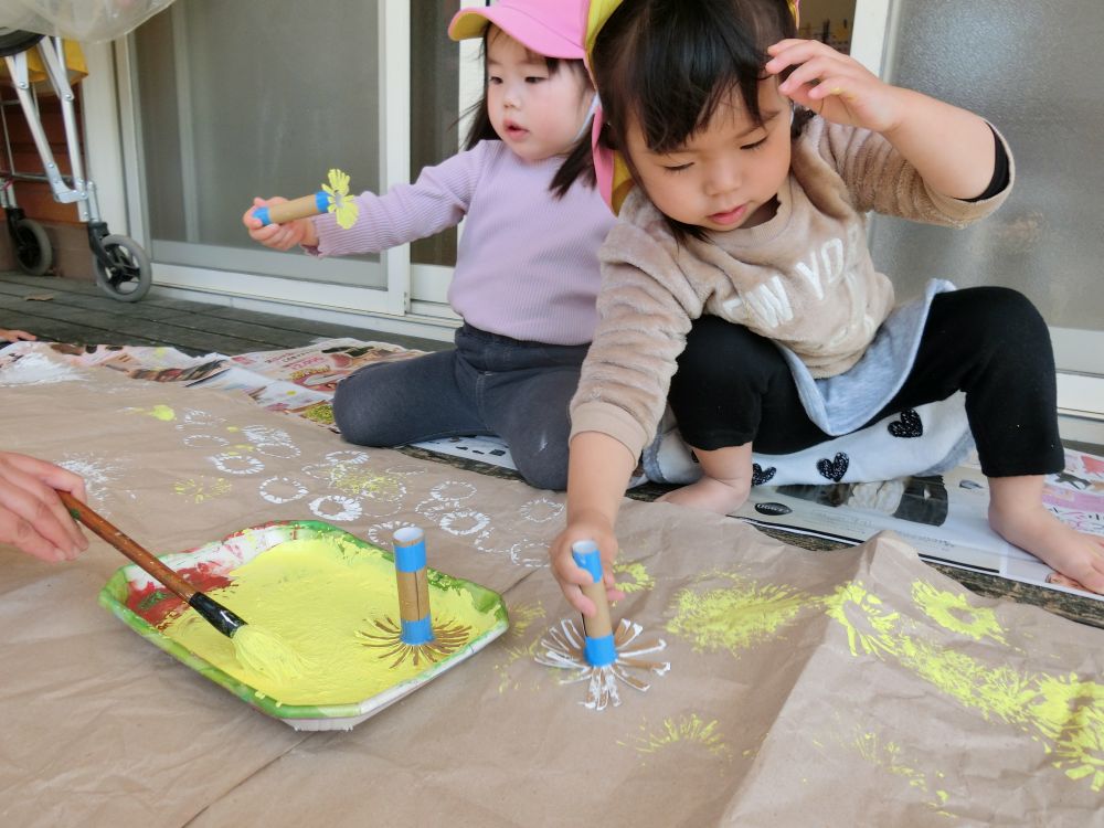 「う～～んとここにもぺたんしようかな・・・」

空いている場所を見つけてスタンプ。

みんなでたくさんスタンプして楽しみました。
