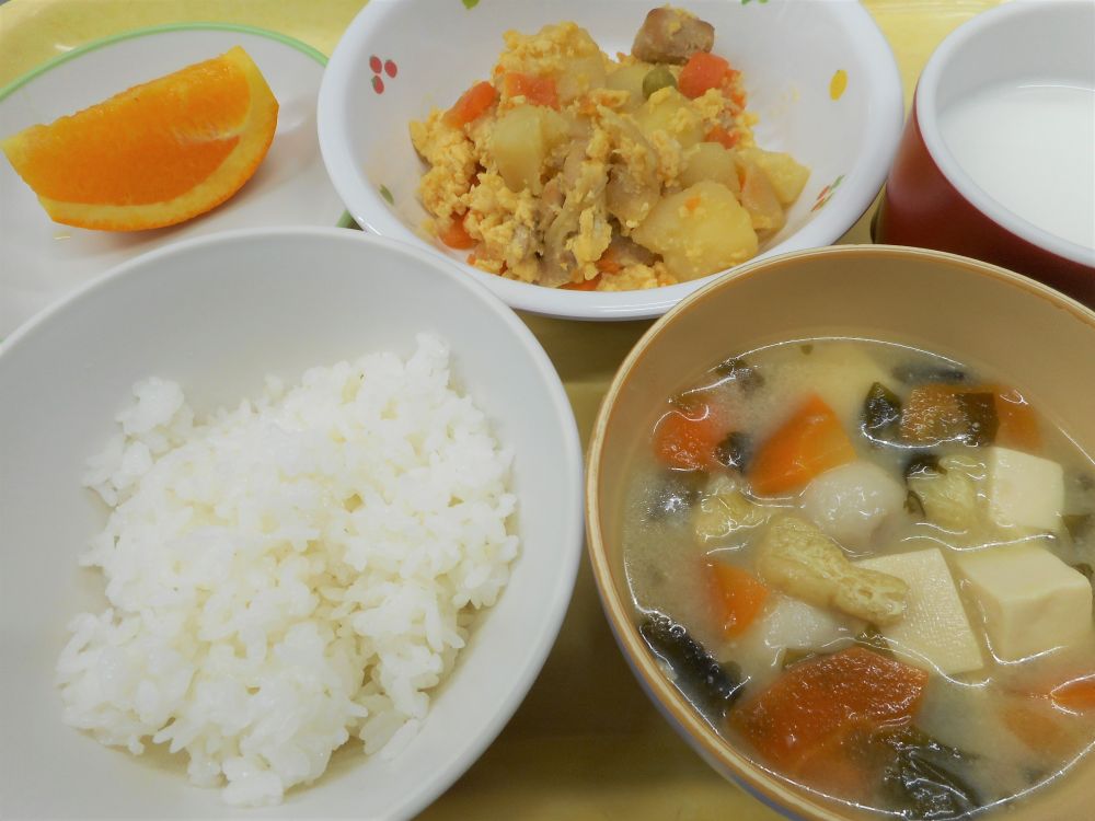 ご飯

親子煮
　
豆腐とわかめのみそ汁

オレンジ

牛乳


