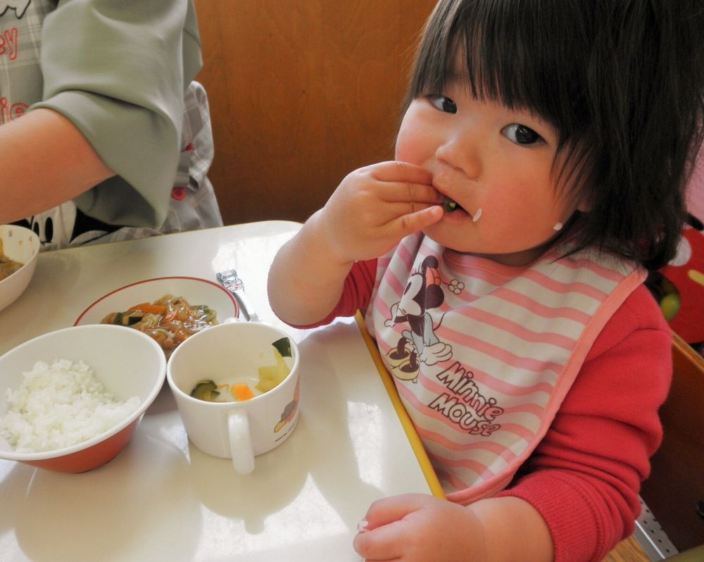 ご入園・ご進級おめでとうございます。

あいはうすのみんなもひとつ上のクラスへ進級し、新しいお友達も迎えて、今年度も楽しい給食時間になりそうです♪

新ヒヨコ組さんの様子です。

食欲旺盛でいつもたくさん食べてくれるみんな。
今日の八宝菜と和え物も早速一口。