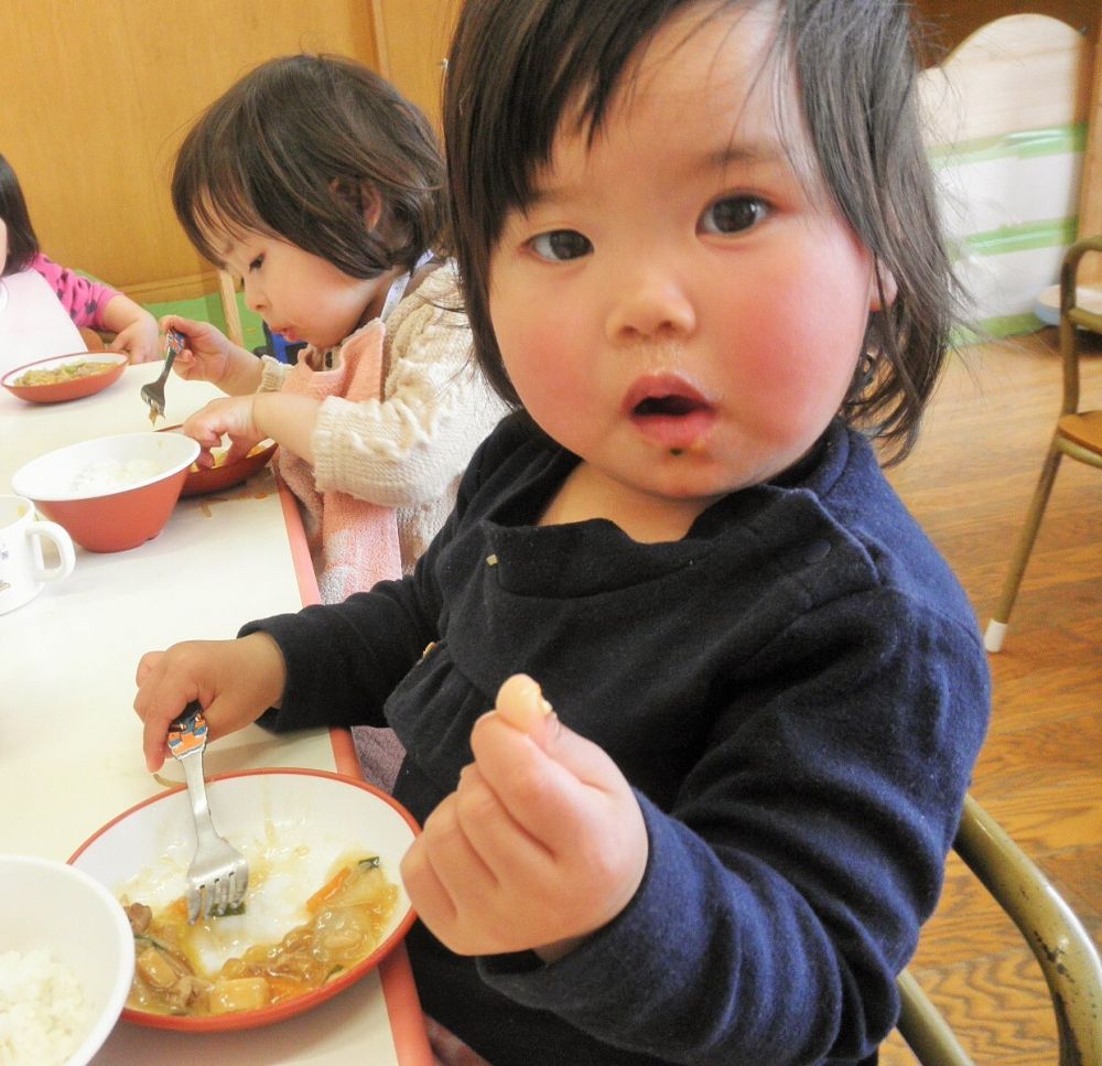 具材を手でつまんで「これは何かな？」と観察したり「これは白菜だよ」との声掛けを聞いて口に入れたりと食材にも興味を持っている様子も見られます。