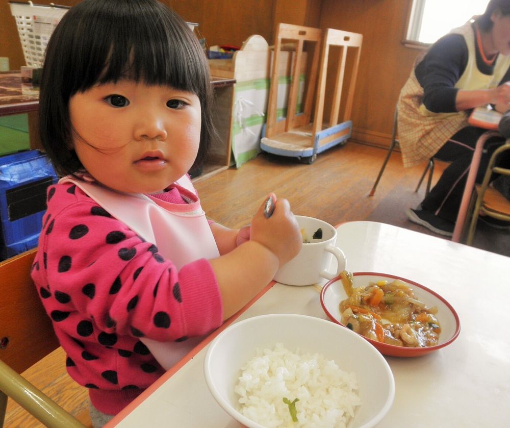 そして今日からは平皿やフォークなどにも挑戦しています。
新しい食器に少しお兄さん・お姉さん気分☆

今年度もたくさん食べて元気に遊んでね！