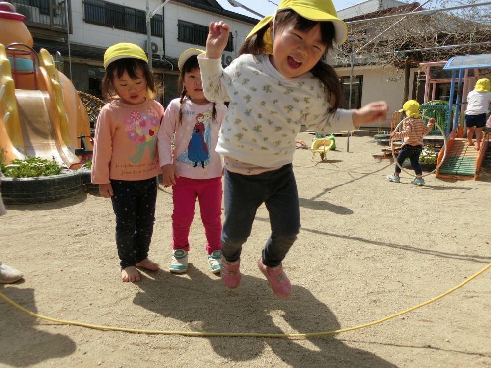 あいはうすやすいみいから転園してきた
リス組さん。
少人数で生活していた門田の2歳児さんも
新しい生活がはじまりました。

大きいお兄ちゃんたちがしている
縄跳び

～わたしも、してみたい！～
