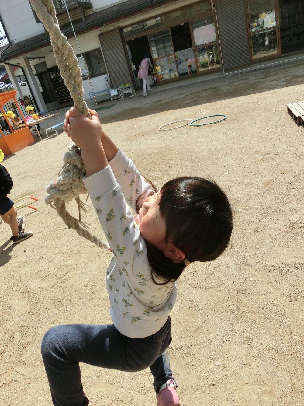 これなに？？
いろいろな遊びを発見中のリス組さん。

7日には、新しいお友だちも増えます♡

ドキドキの心は、まだまだ続くと思いますが、
安心して過ごせる場所になるように
一緒にあそびを楽しんでいきます♪